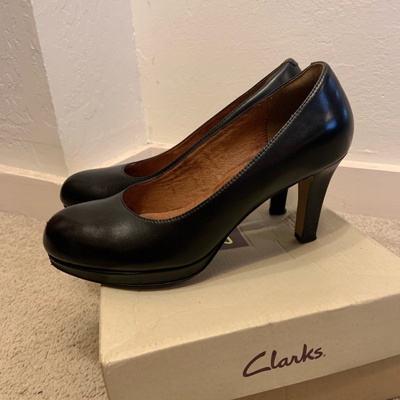 clarks black heeled shoes